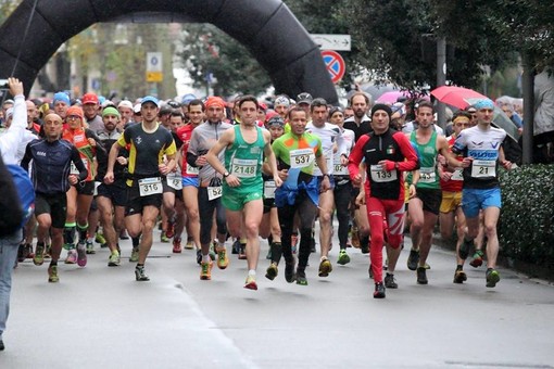 La partenza dell'edizione 2014 del Trail di Portofino e dei Sentieri di Fraternità da piazza San Siro a Santa Margherita (foto Franco Traverso)