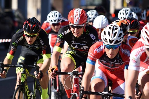 Corridori del Cycling Team Velo Val Fontanabuona in azione