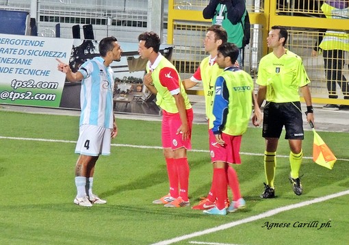 Capitan Gennaro Volpe discute con alcuni avversari nella gara di domenica scorsa contro il Como: stasera per lui il ruolo di esterno destro. (foto Agnese Carilli).