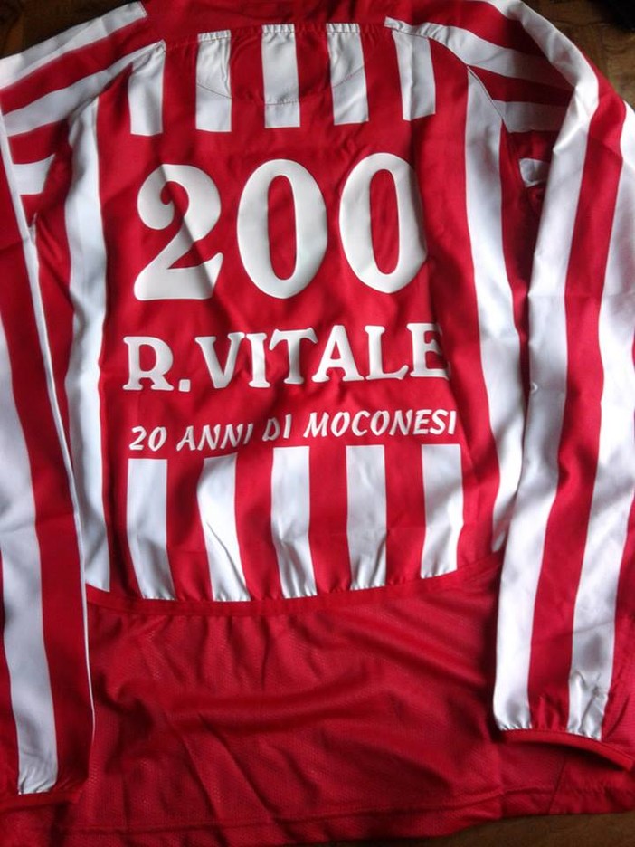 La maglia celebrativa che il Moconesi quest'anno ha regalato a Vitale per le sue duecento partite con i colori biancorossi.