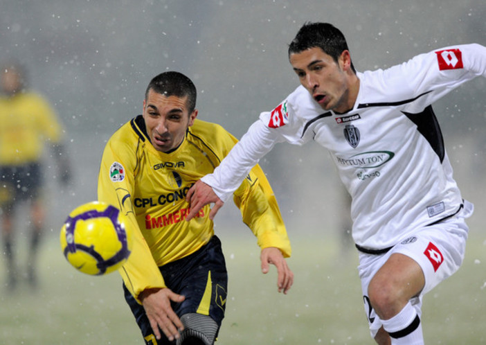 Daniele Pedrelli, a sinistra con la maglia del Cesena.