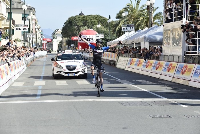 Il vittorioso arrivo di Danilo Celano sul traguardo di corso Colombo a Chiavari