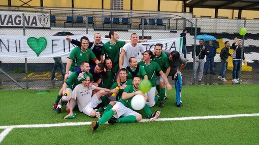 La Ciassetta mentre festeggia la salvezza alla fine dello scorso campionato. Matteo Garibotto, il capitano, è il primo in piedi da sinistra.