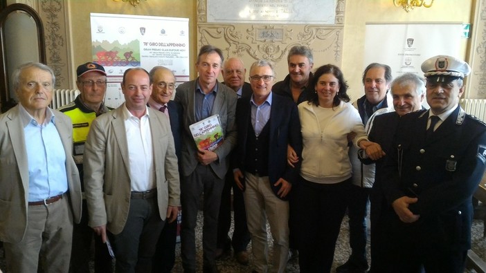 Foto di gruppo per gli organizzatori del Giro dell'Appennino, in occasione della presentazione che si è tenuta giovedì mattina in municipio a Chiavari