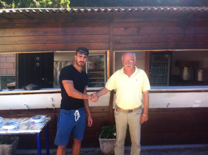 Ceccarini stringe la mano al direttore sportivo del Rapallo Corrado Vignolo.