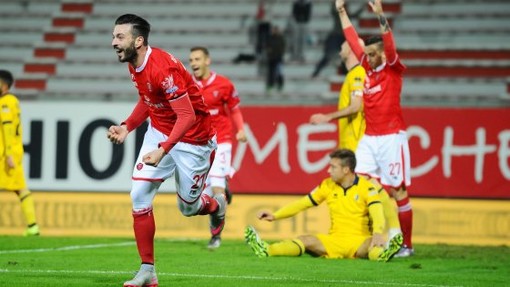 Di Carmine esulta con la maglia del Perugia.