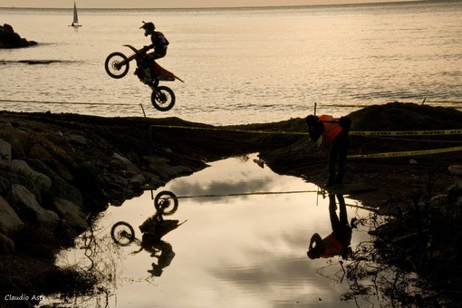 Uno scatto altamente suggestivo che riproduce una fase della gara di enduro sulla spiaggia di Recco