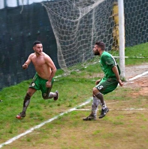 Mosto ha appena segnato su rigore il gol vittoria contro la Golfo Paradiso: si toglie la maglia ed esulta