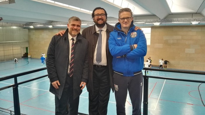 Andrea Montemurro (presidente Divisione Calcio a 5) in mezzo ai presidenti Stefano Radice (Tigullio) e Matteo Fortuna (CDM Futsal Genova)