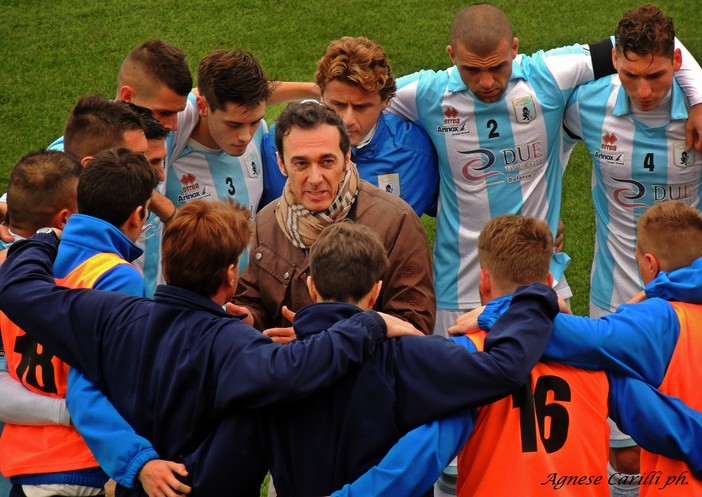 Luca Prina nel &quot;cerchio magico&quot; prima della partita.