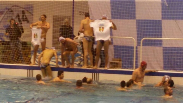 Festa scudetto sul bordovasca della piscina di Sori per la Pro Recco