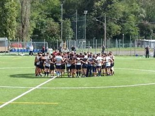 Le Under 18 di La Spezia e Pro Recco in cerchio, in una foto di Francesco Torina