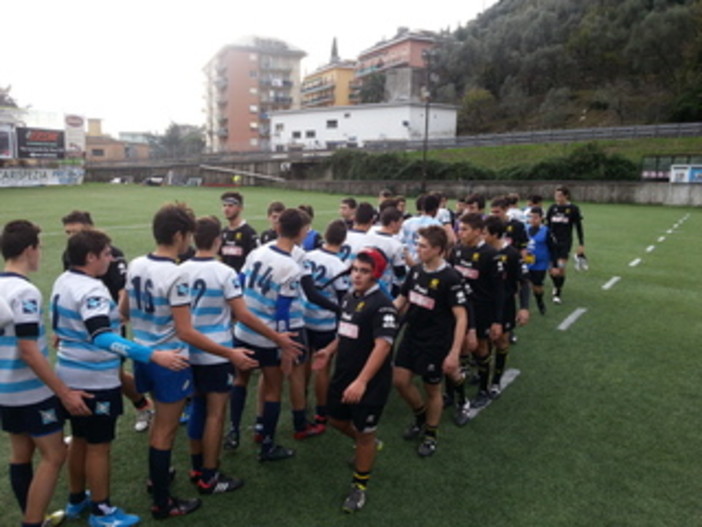 Gli Under 16 della Carispezia Pro Recco Rugby alla stretta di mano con gli avversari del Viadana, in una foto di Ugo Speranza