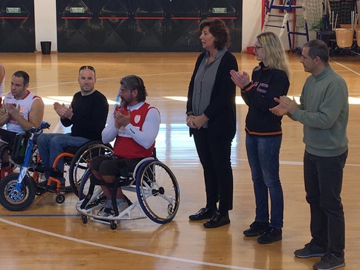 Il ricordo di Massimo Guatelli al palasport di Carasco, il secondo da sinistra è l'olimpionico di handbike Vittorio Podestà