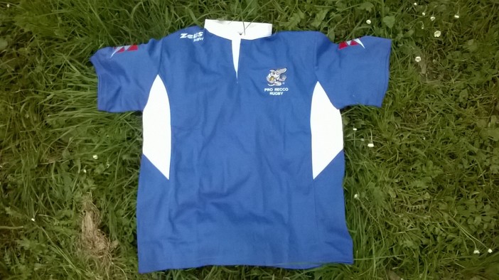 La nuova maglia degli Under 14 della Pro Recco Rugby, e nella foto sotto l'articolo il retro della stessa casacca, con in primo piano le iniziali di Roberto Besio