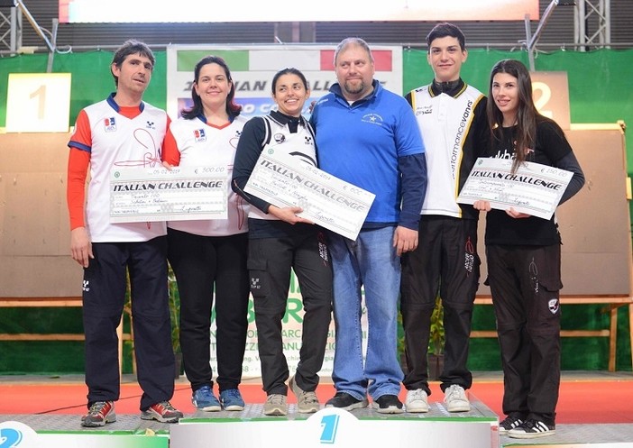 Il podio dell'Italian Challenge di Rimini. Al centro, sorridente, Cinzia Noziglia, a destra i fratelli Alessio e Sara Noceti