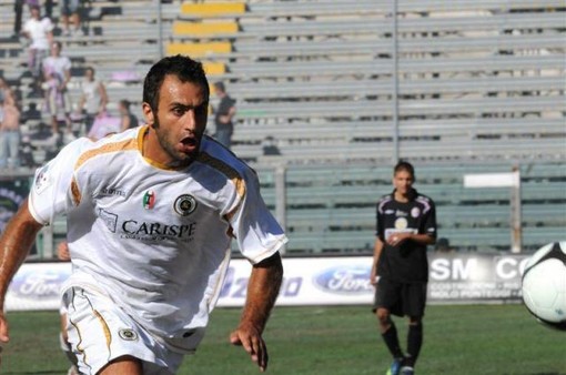 Nunzio Lazzaro con la maglia dello Spezia (foto acspezia.com)