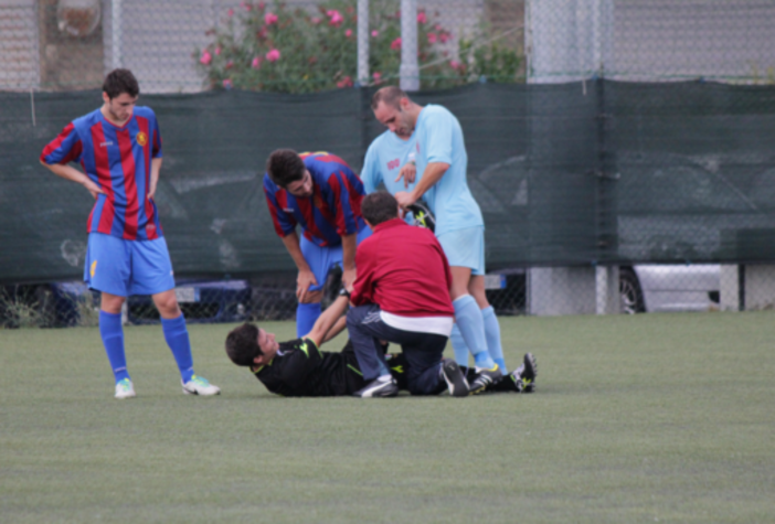 L'arbitro a terra, infortunato. (foto SvSport.it)